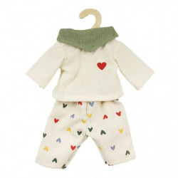 Puppenkleidung: Weißes Langarmshirt mit grünem Kragen, rotem Herz und weiße Hose mit bunten Herzen.