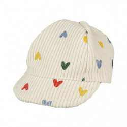 Cremefarbene Cord-Cap mit bunten Herzmustern auf dem gesamten Stoff.