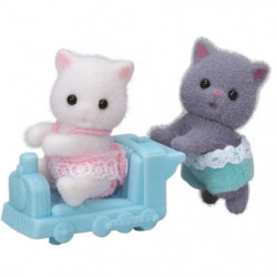 Zwei Spielzeug-Perserkatzen in einer Box: eine weiße in Pink, eine graue in Blau, dazu ein blauer Kinderwagen.