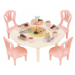 Sylvanian Families Sweets Party Set: Tierfiguren sitzen an einem runden Tisch mit Kuchen und Süßigkeiten.