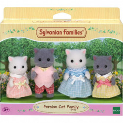 Vier Sylvanian Families Perserkatzen-Figuren im Pastelloutfit vor einem Haus als Boxset.