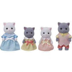 Vier Sylvanian Families Perserkatzen-Figuren im Pastelloutfit vor einem Haus als Boxset.