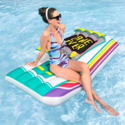 Buntes aufblasbares Pool-Float in Jet-Ski-Form mit Streifen und grafischen Mustern.