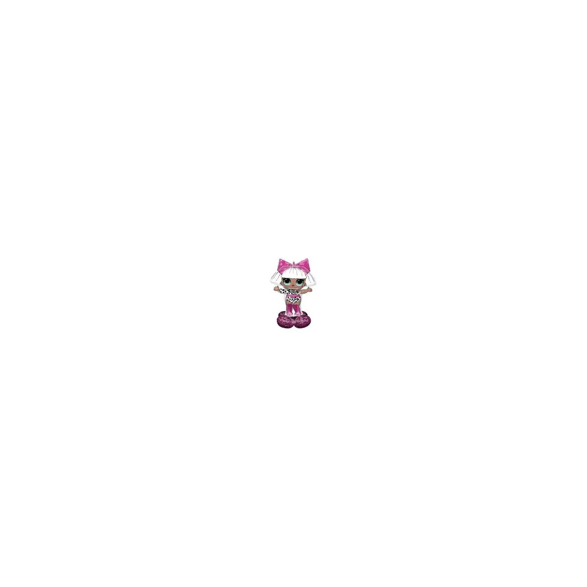 Kleine Puppe mit rosa Schleife, Brille und glitzerndem rosa Outfit steht vor weißem Hintergrund.