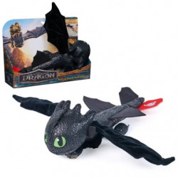 Schwarzer Plüschdrache mit grünen Augen vor Verpackung, inspiriert von „How to Train Your Dragon“.