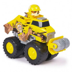 Gelbes Spielzeug-Baufahrzeug mit Walze vorne, darauf sitzt eine Figur mit gelbem Helm.