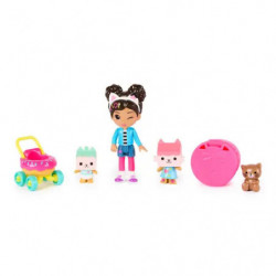 img_0:Puppe mit Tier-Spielzeug, Kinderwagen und Zubehör vor weißem Hintergrund.