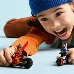 LEGO Ninjago Set mit zwei Motorrädern, zwei Minifiguren und Verpackung im Hintergrund.