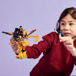 LEGO Ninjago Set mit gelbem Mech, zwei Minifiguren, kleinem Wesen und Verpackung im Hintergrund.