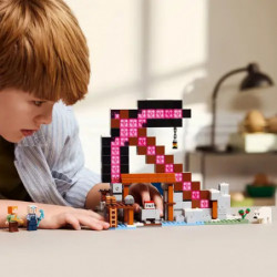 LEGO Minecraft Set mit OVP, pinker Axt-Struktur und bekannten Minecraft-Figuren.