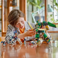 LEGO Ninjago Set mit grünem Drachen, Minifiguren und Zubehör, Verpackung im Hintergrund.