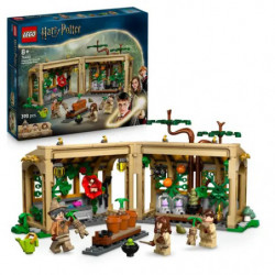 img_0:LEGO Harry Potter Set mit Klassenzimmerszene, Minifiguren und Verpackung im Hintergrund.