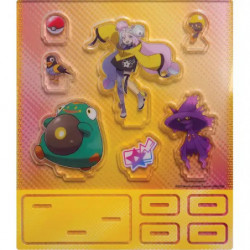 Anime-Figurenset mit Zubehör in gelber Verpackung vor weißem Hintergrund.