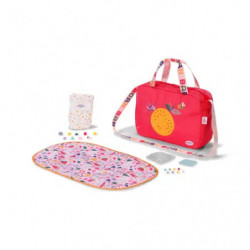 Rosa Windeltaschenset mit passender Wickelunterlage, Fläschchenhalter und Schnullerbox auf weißem Hintergrund.