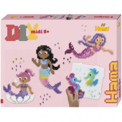 img_0:Hama-Perlen-Set mit Meerjungfrauen und Meerestieren auf rosa Hintergrund.