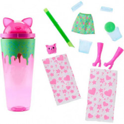 Barbiepuppe mit langen blonden Haaren, rosa Stiefeln, grünem Rock, Becherverpackung und Katzen-Accessoire.
