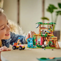 LEGO Friends Baumhaus-Spielset mit Panda-Figuren, Rutsche, Zubehör und Spielzeugbox im Hintergrund.