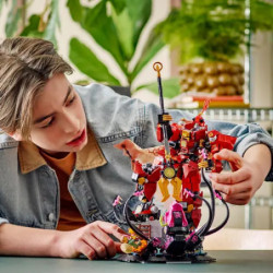 LEGO Ninjago Set mit großem roten Mech und Verpackung im Hintergrund.