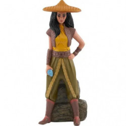 Eine Frauenfigur im gelben Outfit und mit spitzem Hut steht auf Felsen und hält einen kleinen blauen Gegenstand.