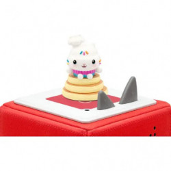 Spielzeug-Cupcake mit Hasengesicht, bunten Streuseln, platziert auf runden Holzringen.