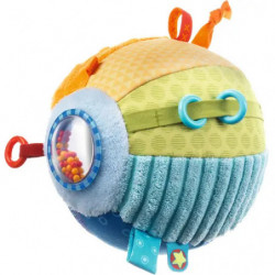 Bunter, strukturierter Baby-Sensorikball mit Schlaufen, Etiketten und Rasselfenster vor weißem Hintergrund.
