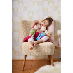 Plüschpuppe mit orangefarbenen Zöpfen, rosa Kleid und gestreiften Leggings vor weißem Hintergrund.