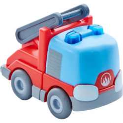 Rotes und blaues Spielzeug-Feuerwehrauto mit grauem Leiter und blauen Lichtern, isoliert vor weißem Hintergrund.