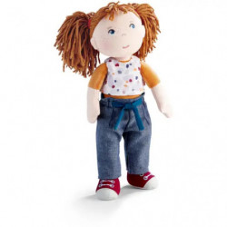 Stoffpuppe mit roten Zöpfen, Sternen-Shirt, blauer Jeans und roten Schuhen vor weißem Hintergrund.