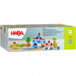 Bunte Holzbausteine sind auf weißem Hintergrund zu Häusern und Bäumen angeordnet.