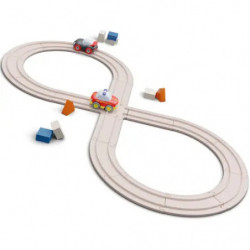 Holzeisenbahn in Achterform mit Zug, kleinen Häusern und Bäumen auf weißem Hintergrund.