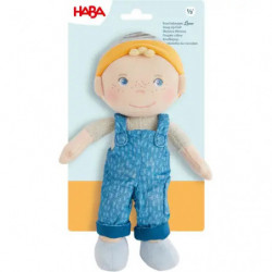 Plüschpuppe mit heller Haut, blauer Latzhose, gelbem Hut, blauen Schuhen und gestickten Gesichtszügen.