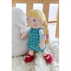 Stoffpuppe mit blonden Zöpfen, türkis gepunktetem Kleid, weißem Hemd und roten Schuhen.