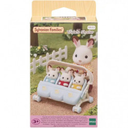 Sylvanian Families Drillinge im Kinderwagen mit Haseneltern vor Gartenkulisse in Originalverpackung.