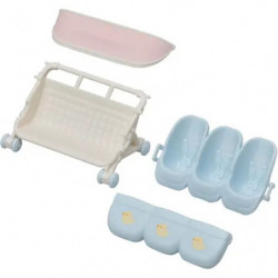 Sylvanian Families Drillinge im Kinderwagen mit Haseneltern vor Gartenkulisse in Originalverpackung.