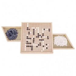 Go-Brett mit schwarzen und weißen Steinen, dazu je eine Schale mit Spielsteinen an beiden Seiten.