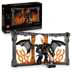 img_0:LEGO Balrog Set mit Figur und Feuereffekt, Verpackung im Hintergrund auf weißer Fläche.