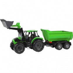 Grüner Traktor mit Frontlader zieht grüne Anhänger vor weißem Hintergrund.