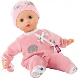 Babypuppe im rosa Outfit mit Mütze und Schnuller sitzt vor weißem Hintergrund.