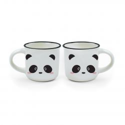 img_0:Zwei weiße Tassen mit Panda-Gesichtern und schwarzen Henkeln stehen nebeneinander vor weißem Hintergrund.