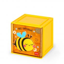 Gelbe Würfelschachtel mit süßer Bienen-Illustration und dem Aufdruck "Bee Different" auf der Vorderseite.