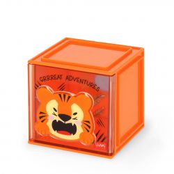 Oranger Würfel mit Cartoon-Tigergesicht und dem Schriftzug "GRRREAT ADVENTURES" auf der Vorderseite.