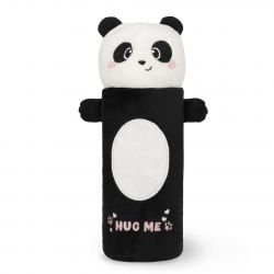 Plüsch-Panda mit gesticktem "Hug Me" auf dem Bauch, ausgestreckten Armen und lächelndem Gesicht.