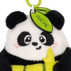 Plüschpanda mit grünem Blattanhänger am Kopf, auf dem "HUG ME" steht.