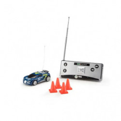 img_0:Kleines blaues Spielzeugauto, drei orangefarbene Hütchen und Fernbedienung mit Antennen auf weißem Hintergrund.