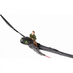 img_0:Kleine Figur reitet auf einem schwarzen Drachen-Spielzeug mit ausgebreiteten Flügeln durch die Luft.