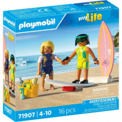img_0:Playmobil-Strand-Spielset mit zwei Figuren, Surfbrett und Strandzubehör auf sandiger Fläche.