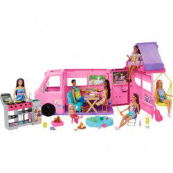 img_0:Barbie-Puppen mit rosa Wohnmobil, Zubehör und Outdoor-Möbeln sind vor dem Van arrangiert.