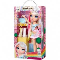 Modepuppe mit pink-blonden Haaren im Karton, farbigem Outfit, Schuhen und Zubehör.