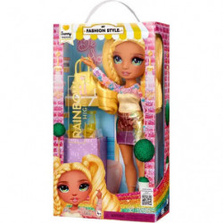 Eine blonde Modepuppe in einer pink-gelben Verpackung mit bunten Grafiken und einem Sichtfenster aus Kunststoff.