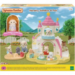 img_0:Sylvanian Families Spielset: Sandkasten, Pool, Tierfiguren und Pastell-Spielhaus im Garten.